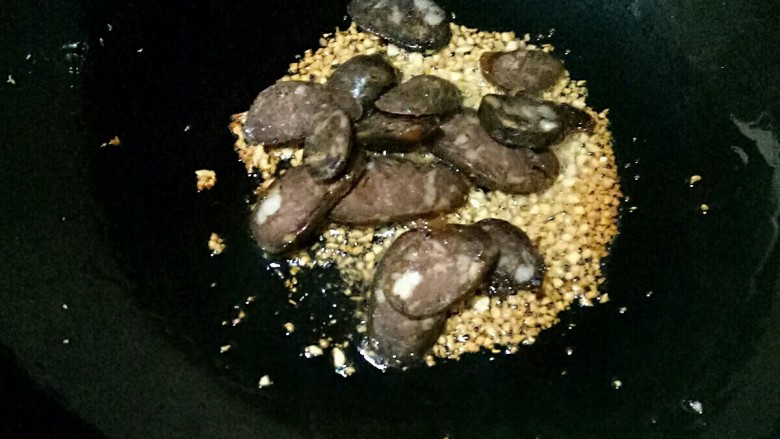 超好吃的扁豆烧火腿,倒入干香肠,煸出干香肠里面的油份