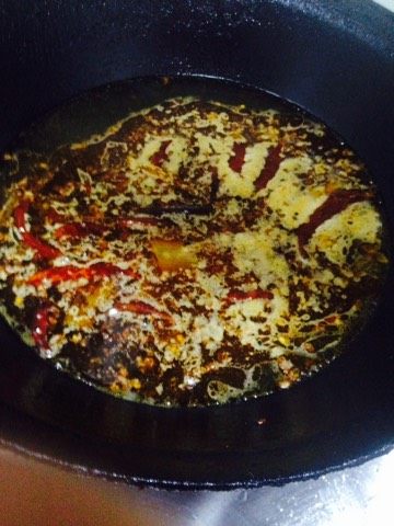 芝麻酱麻辣烫,倒入<a style='color:red;display:inline-block;' href='/shicai/ 4119'>骨头汤</a>烧开放菜