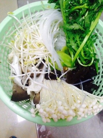 芝麻酱麻辣烫,把自己喜欢吃的菜洗干净备用