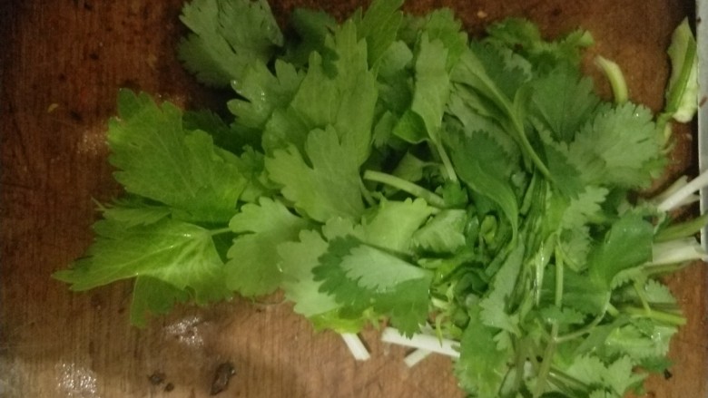 麻辣水煮黄辣丁,香菜,芹菜,小葱切段
