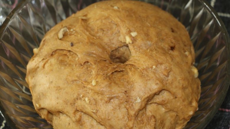 小麦胚芽红糖核桃12连小面包,面团发酵至原来的2-2.5倍大,戳孔不塌陷不回缩即可。
