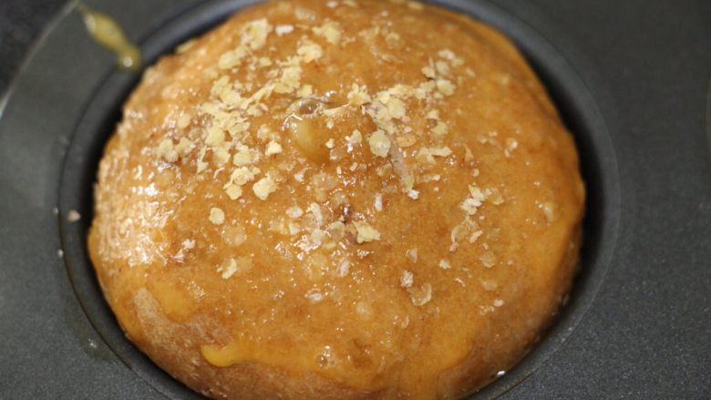 小麦胚芽红糖核桃12连小面包,二发完成取出
175度预热烤箱
在面包表面擦上一层蛋液,撒上小麦胚芽
175度烤18分钟即可