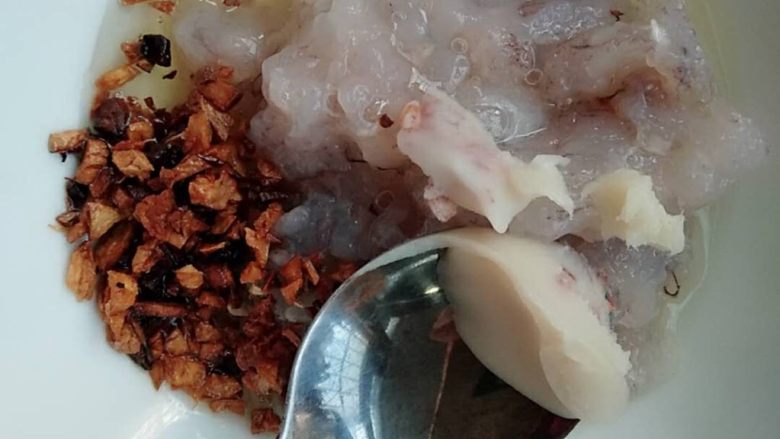 白菜粉丝蒜香虾丸煲,虾肉里放一个蛋清,少许盐,少许炸蒜蓉,少许<a style='color:red;display:inline-block;' href='/shicai/ 406'>猪油</a>,搅拌均匀摔打上劲