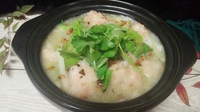 白菜粉丝蒜香虾丸煲,砂锅保温很好,看还咕嘟咕嘟冒泡呢