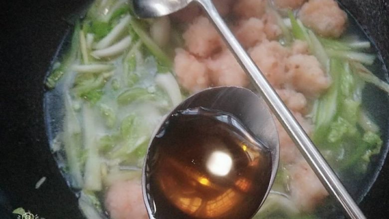 白菜粉丝蒜香虾丸煲,把煮好的丸子带汤一起倒入锅中,放一勺<a style='color:red;display:inline-block;' href='/shicai/ 714'>鱼露</a>,少许盐,取砂锅做另外的火上浇热,把汤菜盛入砂锅中