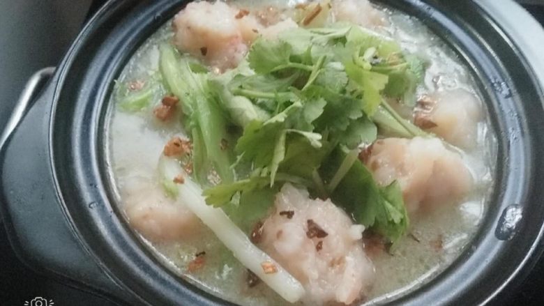白菜粉丝蒜香虾丸煲,关火,上桌