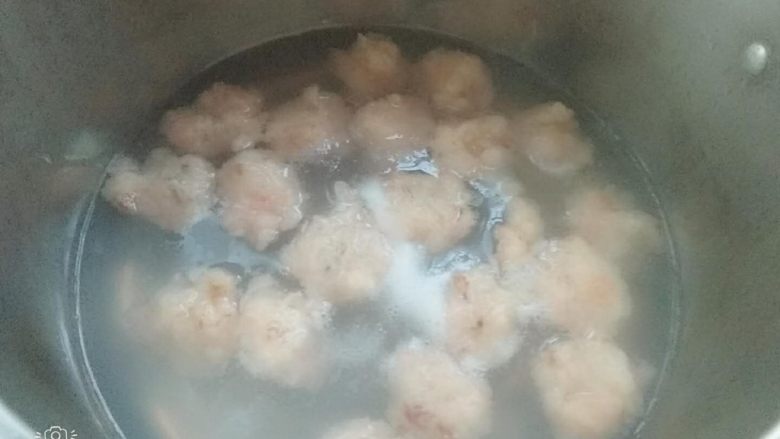 白菜粉丝蒜香虾丸煲,挤好丸子小火盖上锅盖养熟,不要大火煮