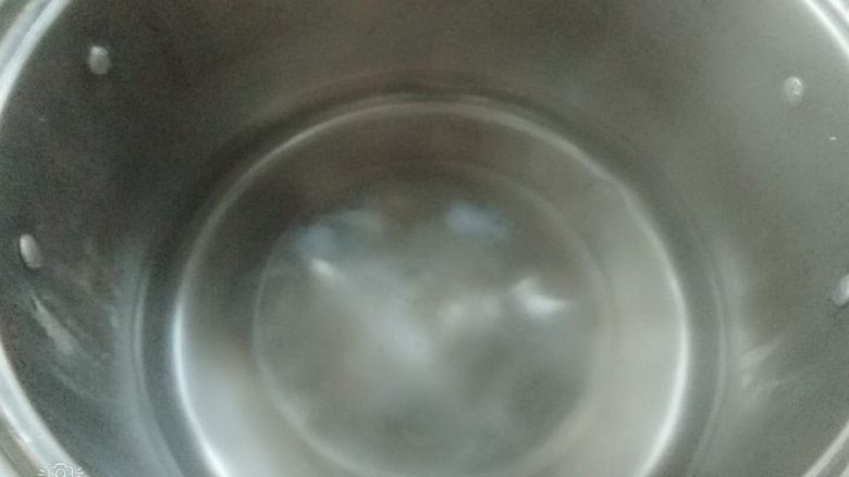 白菜粉丝蒜香虾丸煲,锅中烧水不要烧开,锅底起泡挤丸子