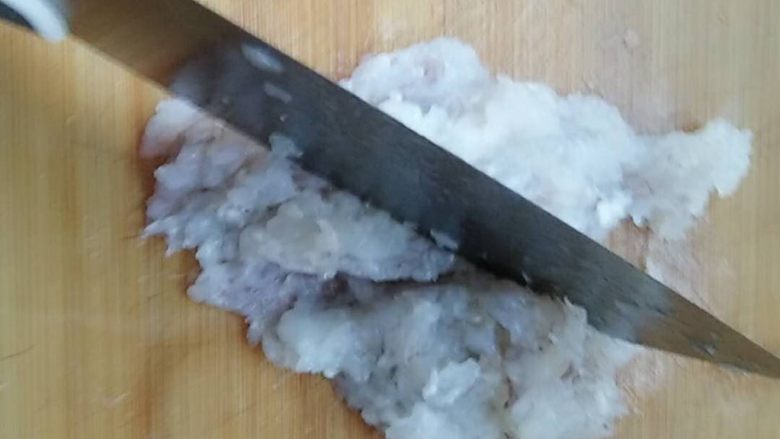 白菜粉丝蒜香虾丸煲,用刀背剁一下,不要泥,有颗粒口感好