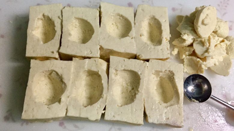 福建+酿豆腐,用挖球器或小勺在豆腐中间挖一个洞,不要挖透了。