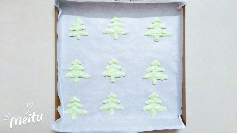 圣诞树裸蛋糕卷,这个圣诞树的制作过程:先把<a style='color:red;display:inline-block;' href='/shicai/ 887'>黄油</a>在室温下软化,后加入<a style='color:red;display:inline-block;' href='/shicai/ 10588'><a style='color:red;display:inline-block;' href='/shicai/ 10588'>糖</a></a>粉,<a style='color:red;display:inline-block;' href='/shicai/ 17'>蛋清</a>,和低粉搅拌均匀!无颗粒状即可!然后用牙签挑一点点食用绿色素到蛋黄糊里搅拌均匀!装入裱花袋,将裱花袋剪一个小口,用右手握住裱花袋上端,轻轻的挤出圣诞树的形状即可,记住不要挤太厚,然后将烤盘放入冰箱冷藏几分钟定型,如上图!