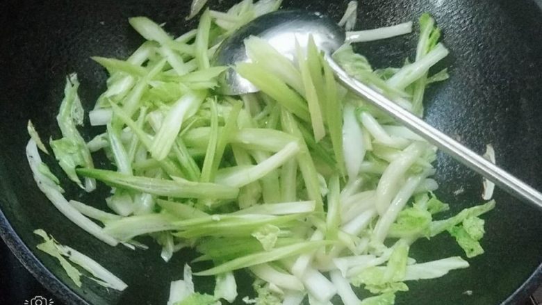 白菜粉丝蒜香虾丸煲,放芹菜翻炒均匀,