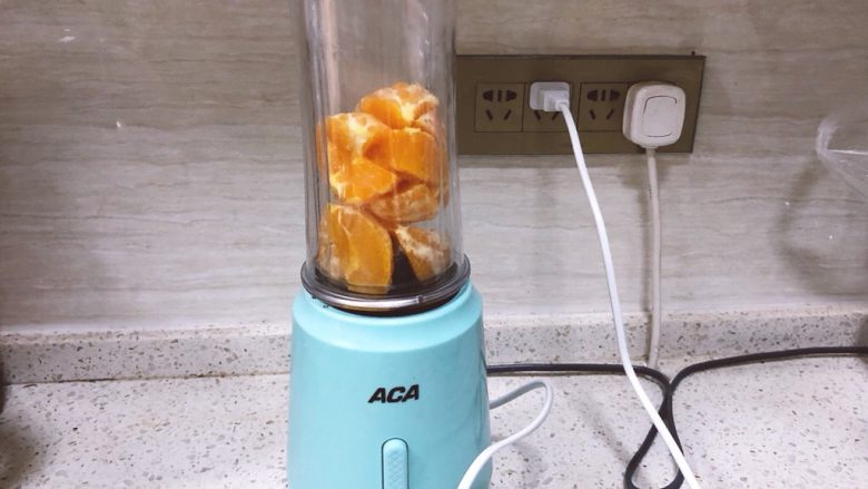 宝宝橙汁磨牙棒,橙子两个去皮切块,放入榨汁机