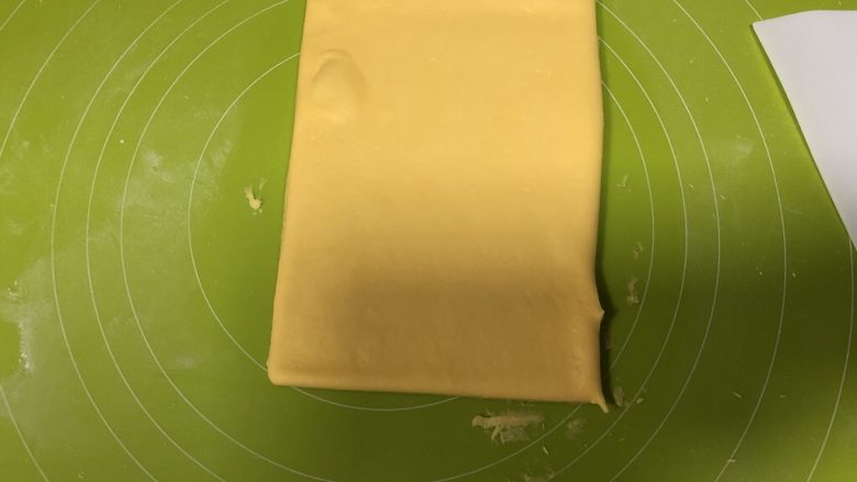 宝宝橙汁磨牙棒,擀成2枚硬币厚度,切去不规则的边