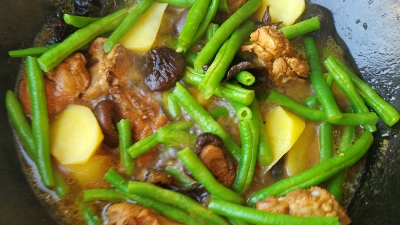 铁锅乱炖,排骨炖时蔬,土豆和豆角炖软,收汁