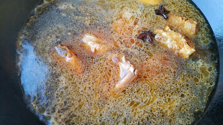 铁锅乱炖,排骨炖时蔬,加入两大碗开水,中火炖30分钟