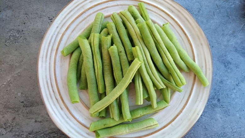 铁锅乱炖,排骨炖时蔬,豆角摘段洗干净