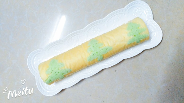 圣诞树裸蛋糕卷,卷好后的样子,由于家里没有抹面的材料了,所以就直接卷上了,大家可以根据个人喜好,在蛋糕卷里面那层,抹上自己喜欢的东西!