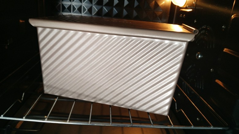 超级拉丝的牛奶吐司,烤箱150°上下预热,预热后放入烤箱中层烤35分钟