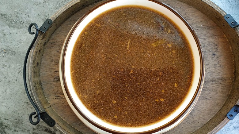家常好菜~酱卤肘子,剩下的卤汤捞出调料,放凉冷冻保存就是老卤汤了