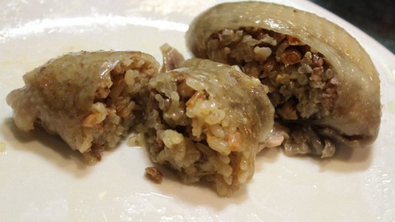 吃鸡+鸡腿皮糯米卷,鸡皮不会油腻,柔软好吃,糯米饭Q软够味带点麻油香,和鸡皮很搭。