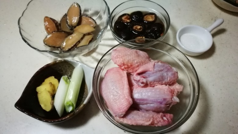 鲍鱼焖鸡翅,所需食材备齐