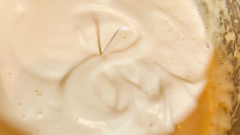 奶油水果杯(小嵨海绵蛋糕),也可以插根牙签测试,保持5秒左右不倒,说明蛋糊打发成功。
