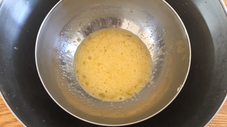 棒棒糖蛋糕胚,40度鸡蛋液最好打发,可以在一个更大的料理盆里加入热水,隔水加热蛋液至蛋液变的温温的就好;