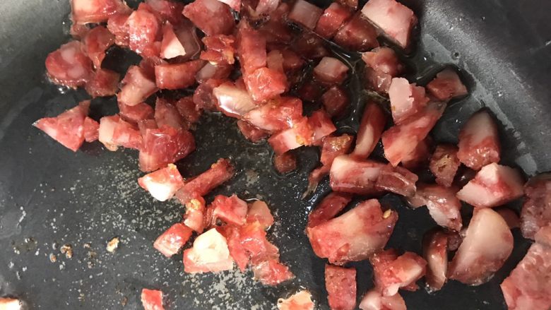 菠萝炒饭,再放入切好的腊肠,翻炒均匀