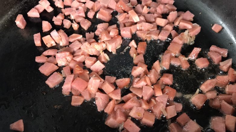 菠萝炒饭,热油锅,放少许油,加入切好的香肠,20秒变色捞出