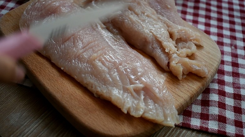 香酥鸡排,用刀背或者松肉锤将鸡肉敲散