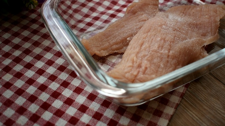 香酥鸡排,撒入小半勺食盐