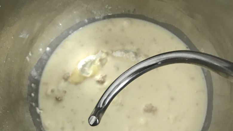庞多米吐司,把所有材料放入厨师机桶里除黄油外,二档搅拌成团后,转四档揉至扩展阶段。