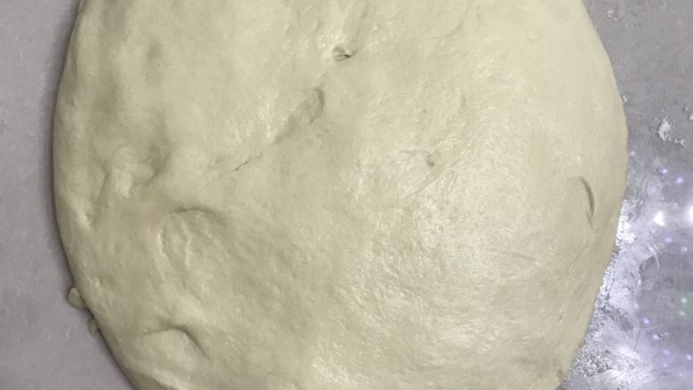 庞多米吐司,倒出来拍打面团排气,拍打整理成长方形。