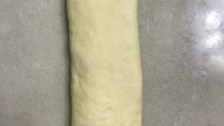 庞多米吐司,再用擀面杖从中间向两头擀开,边上的气泡用手拍掉。