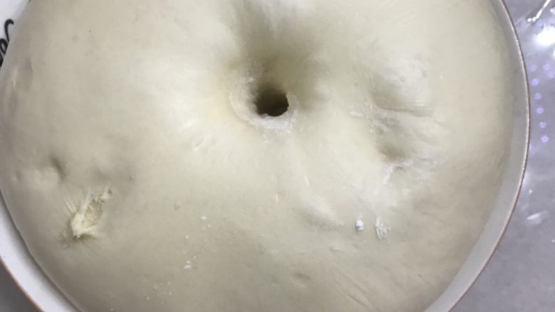 庞多米吐司,放入发酵箱,温度调节在27度,发酵至用手指沾面粉戳洞洞口不回缩不塌陷为发酵好。