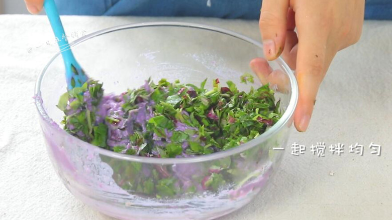 山药紫薯苋菜饼,加入一起搅拌均匀。苋菜要焯下水会比较好。
>>视频中犯了个错误,苋菜菠菜这样含草酸的蔬菜,不管怎么做,都是需要焯水1分钟的。