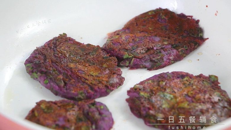 山药紫薯苋菜饼,一面金黄煎另一面,两面金黄出锅。