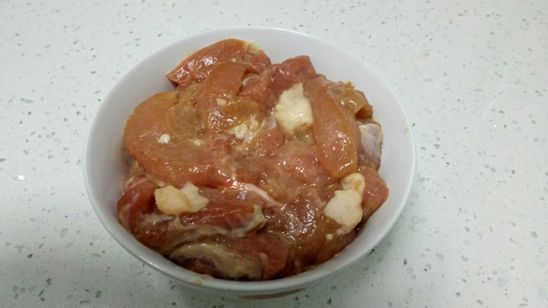 酥肉扣碗,放入冰箱冷藏8个小时后取出,这样更加入味。