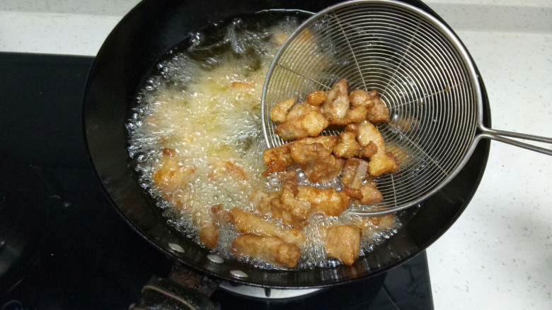 酥肉扣碗,待油温升到8层热时,倒入肉复炸。