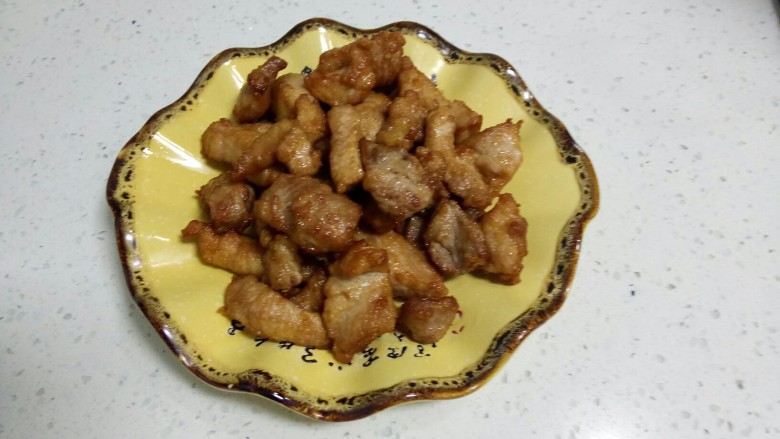 酥肉扣碗,炸至金黄色捞出。