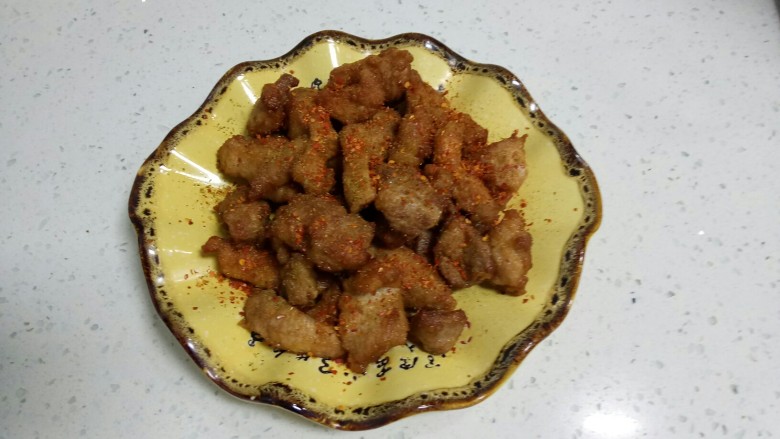 酥肉扣碗,撒上辣椒面