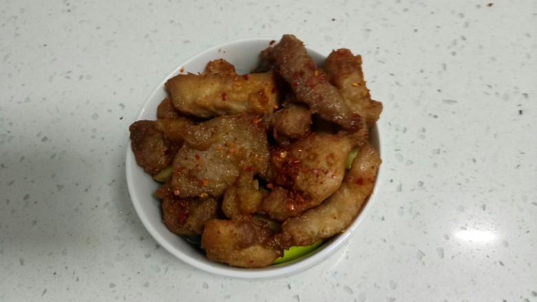 酥肉扣碗,放入另一半肉。