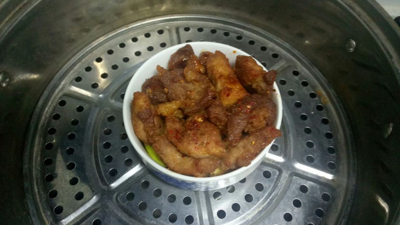 酥肉扣碗,蒸锅中放入适量水,放入酥肉。