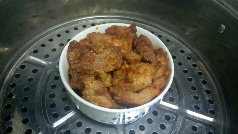 酥肉扣碗,水开后蒸30分钟。