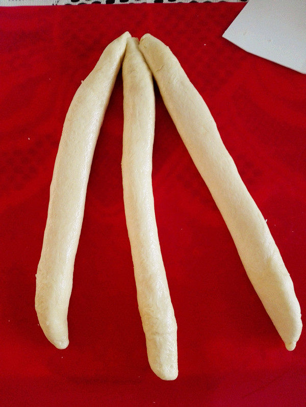 圣诞花环面包,上面捏在一起,开始编辫子,