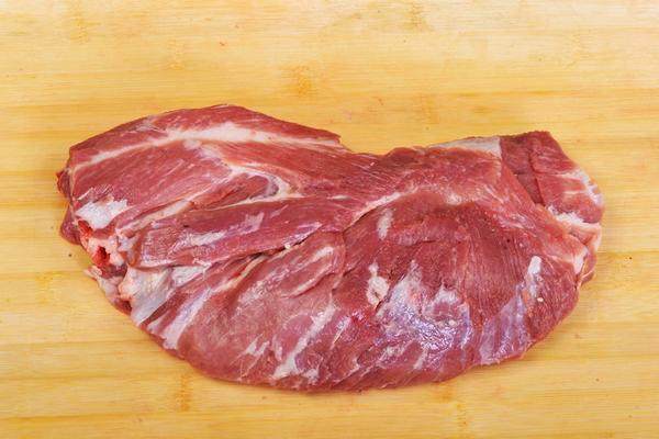 在家轻松做美味的—孜然烤肉,羊肉或猪1号肉(我用的猪1号、又叫肩颈肉、前夹心,吃起来比较嫩)