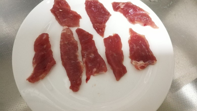 在家轻松做美味的—孜然烤肉,不要太薄,太薄了很容易烤干。