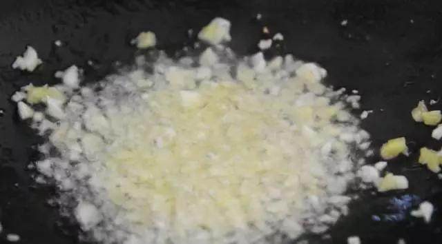 《芹菜爆炒肉末》全家人吃的津津有味儿,赞不绝口,热锅冷油,下姜蒜爆香