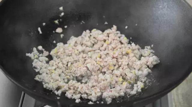 《芹菜爆炒肉末》全家人吃的津津有味儿,赞不绝口,炒出香气后倒入肉末,炒至断生